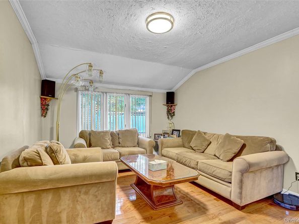 29 Walnut Lane, Hicksville NY 11801
