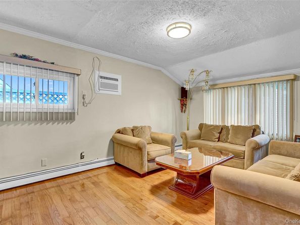 29 Walnut Lane, Hicksville NY 11801