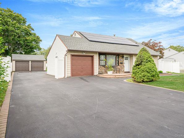 14 Dartmouth Drive, Bay Shore NY 11706