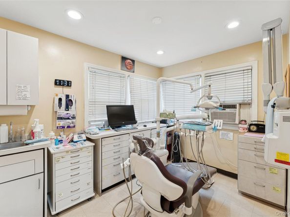 5 Seaton Gate, Valley Stream NY 11580