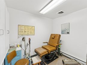 5 Seaton Gate, Valley Stream NY 11580