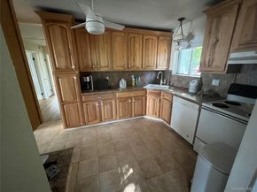 10 Cedarhurst Avenue, Selden NY 11784