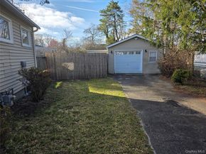 14 Lincoln Road, Hampton Bays NY 11946