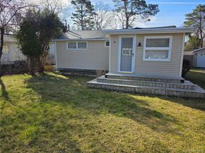 14 Lincoln Road, Hampton Bays NY 11946