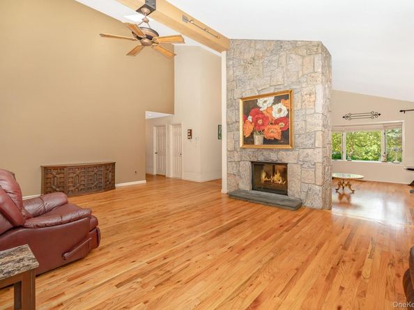 8 Sunset Lane E, Miller Place NY 11764