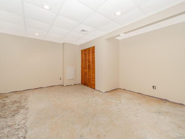 8 Sunset Lane E, Miller Place NY 11764