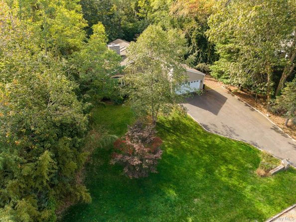 8 Sunset Lane E, Miller Place NY 11764