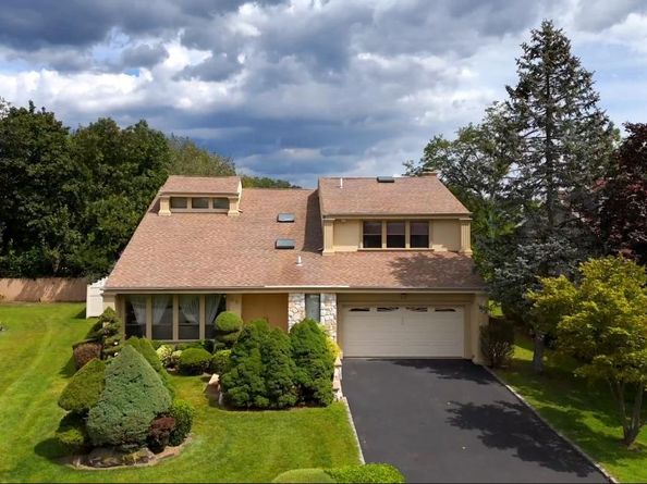 59 Crest Hollow Lane, Albertson NY 11507