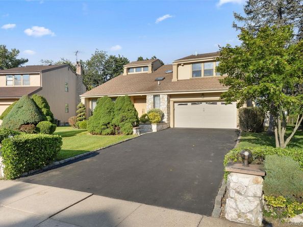 59 Crest Hollow Lane, Albertson NY 11507
