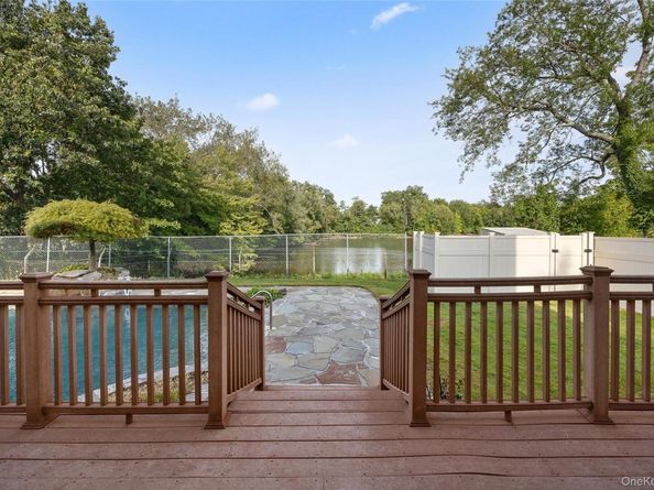 59 Crest Hollow Lane, Albertson NY 11507