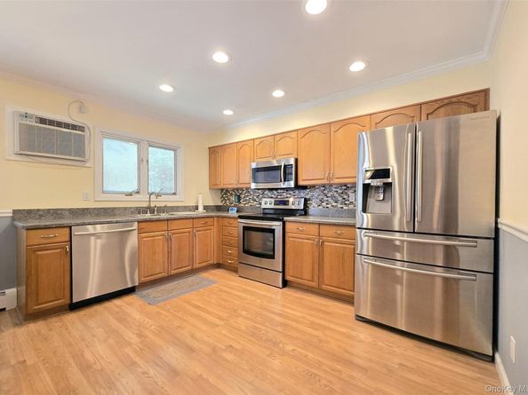 89 Live Oak Drive, Holbrook NY 11741