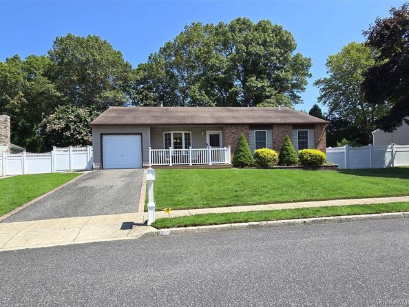 89 Live Oak Drive, Holbrook NY 11741