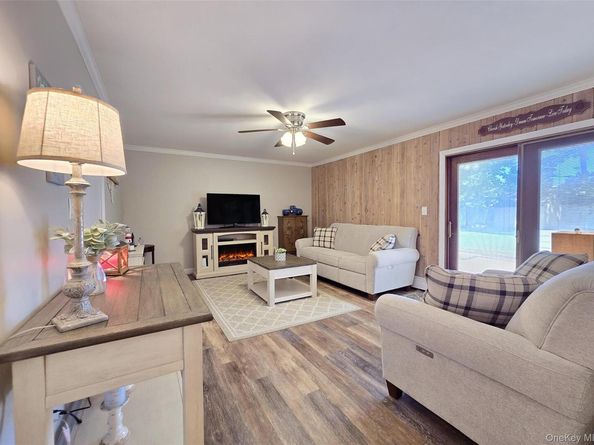 89 Live Oak Drive, Holbrook NY 11741