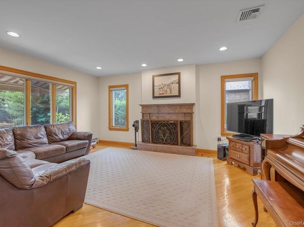 252-25 Leith Road, Little Neck NY 11362