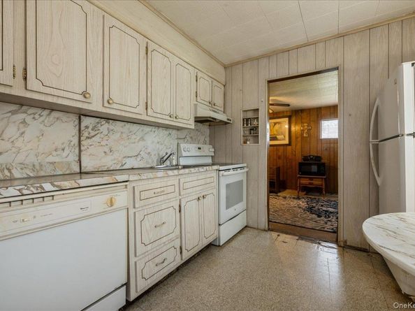 2 Dogwood Lane, Levittown NY 11756