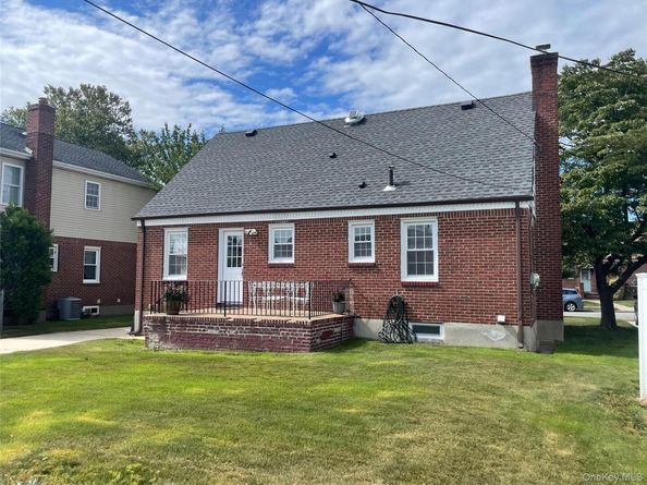 24 Tulip Lane, New Hyde Park NY 11040