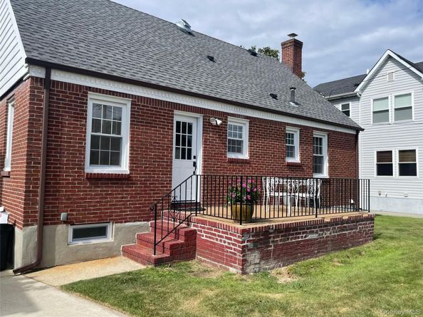 24 Tulip Lane, New Hyde Park NY 11040