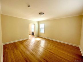 24 Tulip Lane, New Hyde Park NY 11040