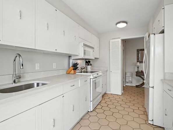 300 High Point Drive PH4, Hartsdale NY 10530