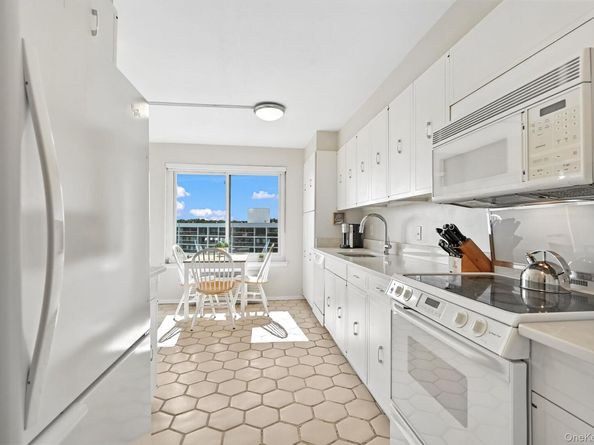 300 High Point Drive PH4, Hartsdale NY 10530