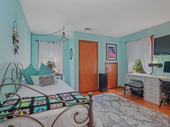 406 Warren Avenue, Hawthorne NY 10532