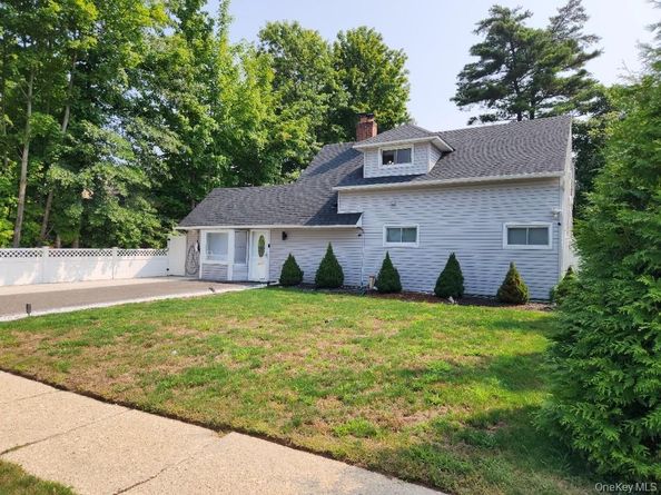 111 Blacksmith Road E, Levittown NY 11756