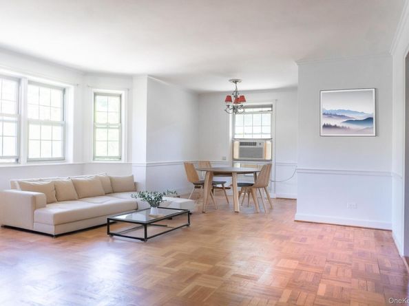 7 chateaux Circle 7E, Scarsdale NY 10583