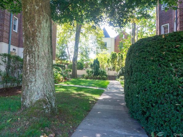 7 chateaux Circle 7E, Scarsdale NY 10583