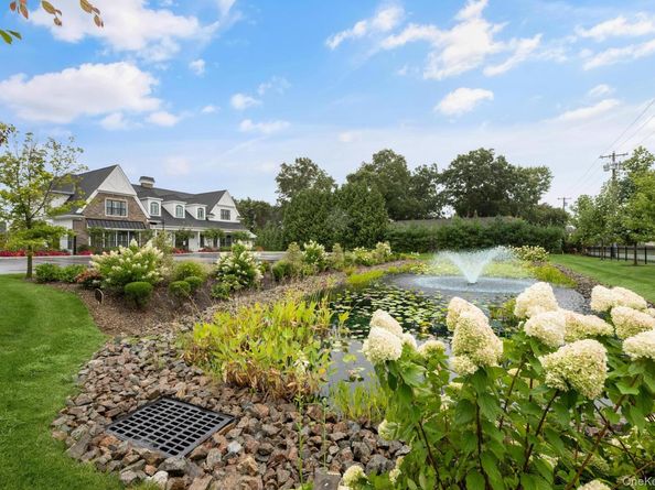 17 Seasons Way 17, Dix Hills NY 11746