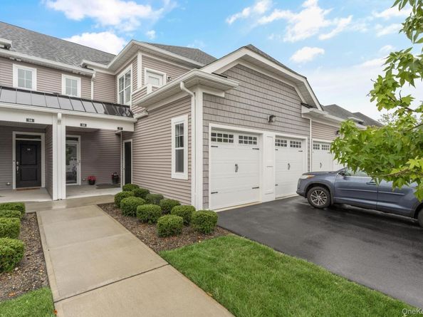 17 Seasons Way 17, Dix Hills NY 11746