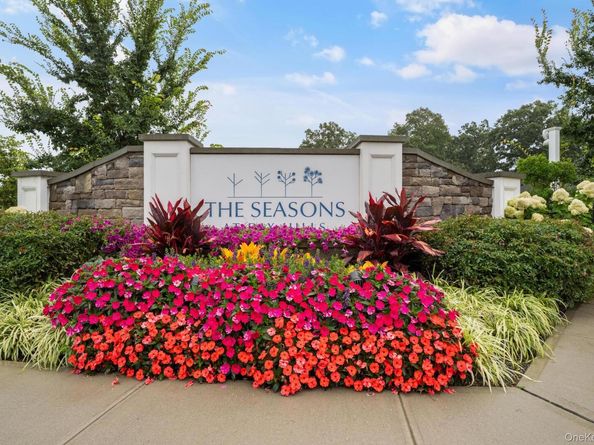 17 Seasons Way 17, Dix Hills NY 11746