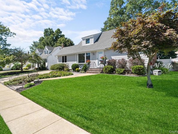52 Westwood Road S, Massapequa Park NY 11762