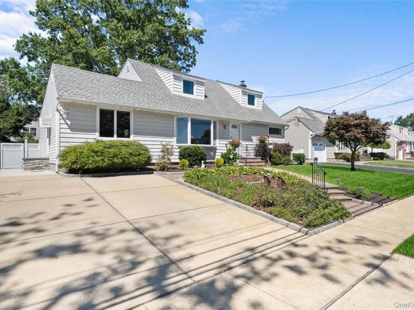 52 Westwood Road S, Massapequa Park NY 11762