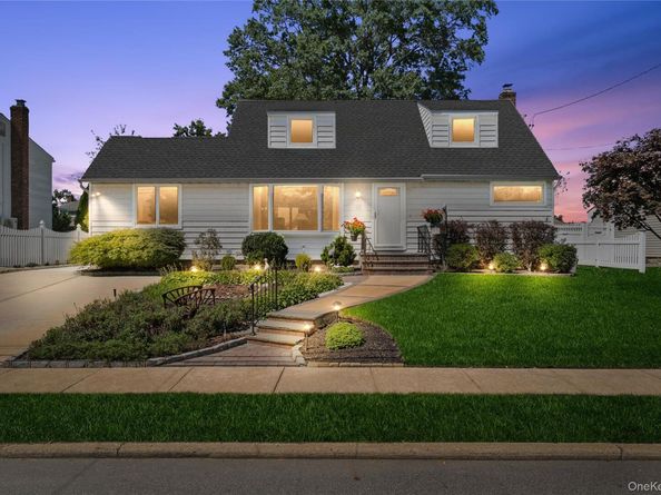 52 Westwood Road S, Massapequa Park NY 11762