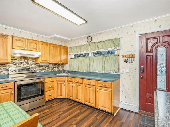60 Tiptop Lane, Hicksville NY 11801