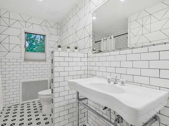 33 Scudders Lane, Glen Head NY 11545