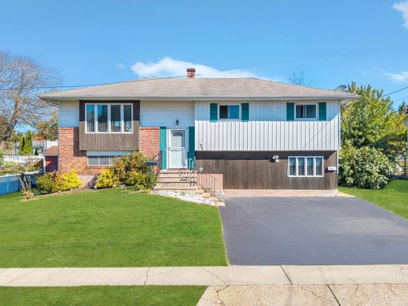 23 Toysome Lane, Deer Park NY 11729