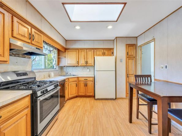 23 Toysome Lane, Deer Park NY 11729