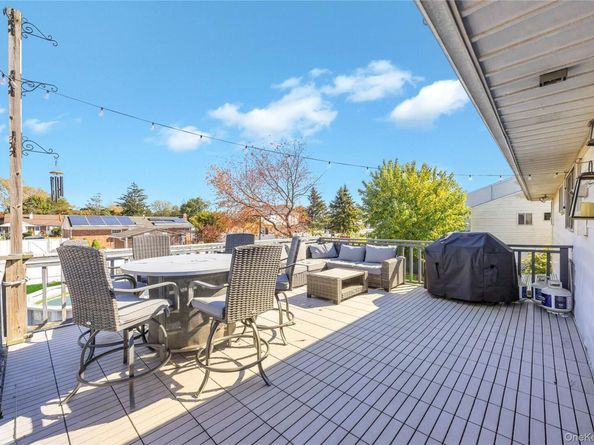 23 Toysome Lane, Deer Park NY 11729