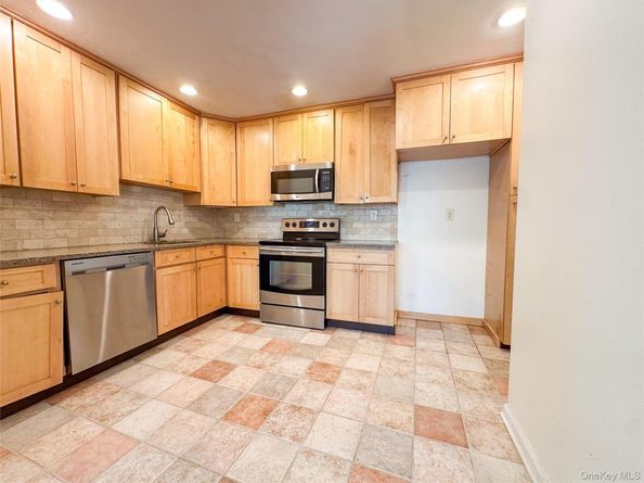18 Granada Crescent 1, White Plains NY 10603
