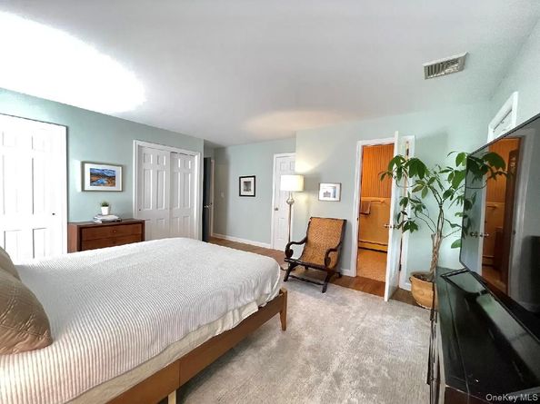185 QUAKER Path, East Setauket NY 11733