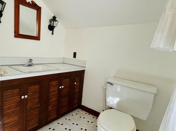 185 QUAKER Path, East Setauket NY 11733