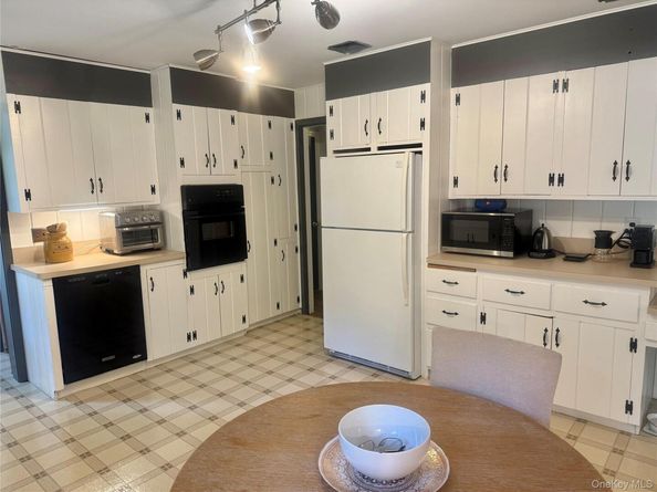 185 QUAKER Path, East Setauket NY 11733