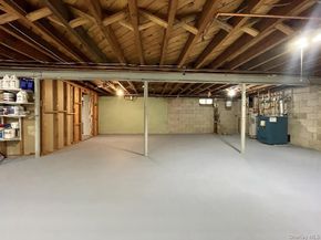 185 QUAKER Path, East Setauket NY 11733