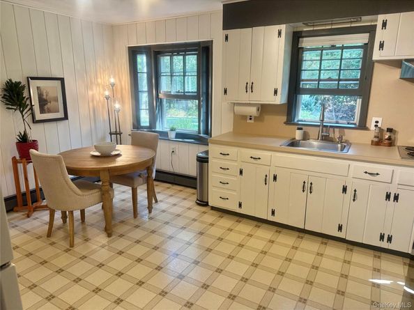 185 QUAKER Path, East Setauket NY 11733