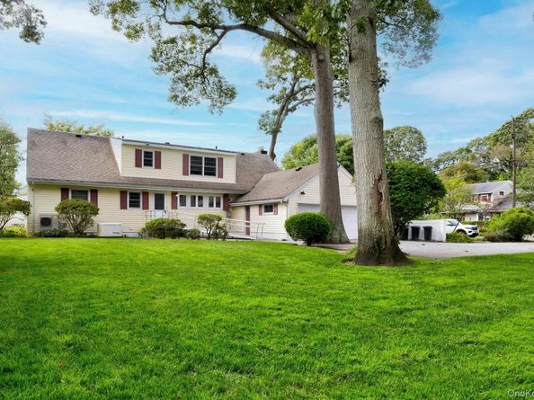 35 Red Oak Place, Massapequa NY 11758