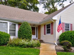 35 Red Oak Place, Massapequa NY 11758