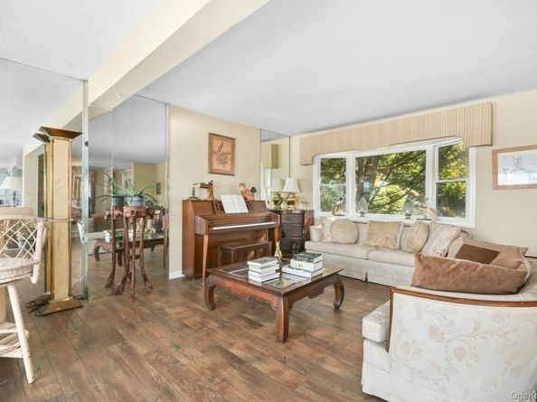 136 Connetquot Drive, Oakdale NY 11769