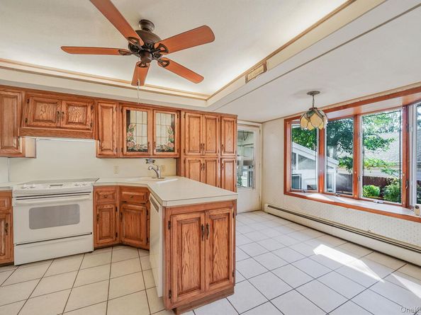 379 Roxbury Road S, Garden City South NY 11530