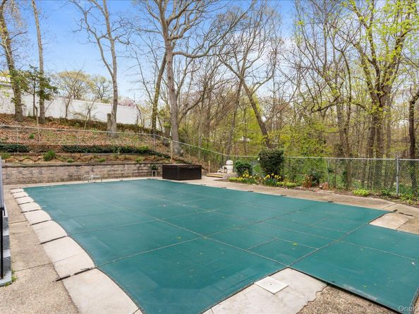 6 George Court, Miller Place NY 11764